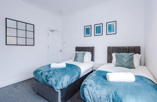 Forsbrook Apartment | FREE parking, LARGE House for Contractors & Families, Sleeps 10, 25 mins to ALTON TOWERS