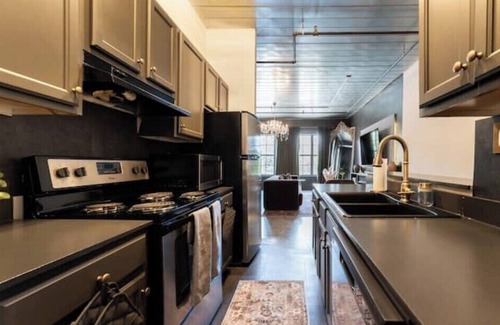 Castleberry Hill House | Free Parking @ Mercedes-Benz King Bed Loft…6 min walk to Stadium+StateFarmArena!