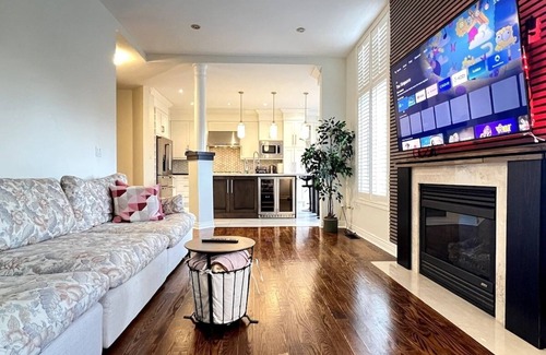 Meadowvale Village House | Free Parking|Near Airport|Firepit w/5 Bedrooms