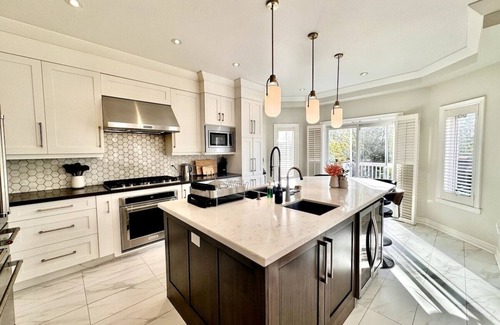 Meadowvale Village House | Free Parking|Near Airport|Firepit w/5 Bedrooms