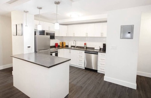 Downtown Winnipeg Apartment | Free Parking! One-bedroom suite w/ patio & laundry
