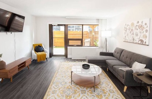Downtown Winnipeg Apartment | Free Parking! One-bedroom suite w/ patio & laundry