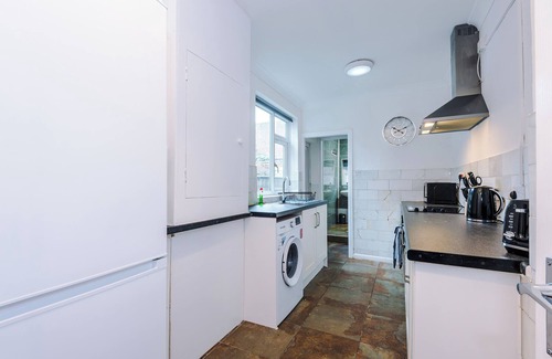 Forsbrook House | FREE Parking, Stoke, Sleeps up to 10, 4 bedrooms