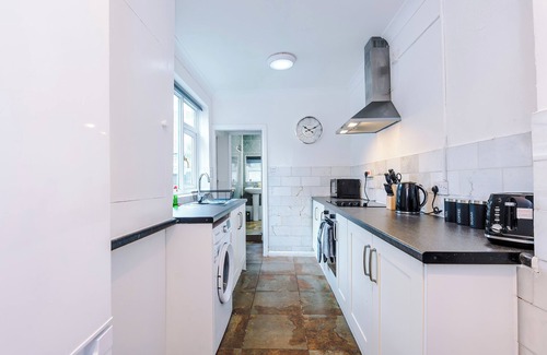 Forsbrook House | FREE Parking, Stoke, Sleeps up to 10, 4 bedrooms