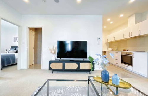 Grafton Apartment | Free Parking! Stylish High Level Ocean & City View
