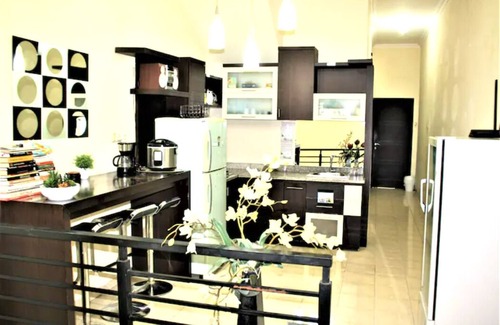Surabaya House | Free Parking, WIFI, Netflix, Spacious Downtown 0.9km to Tunjungan Plaza - ROOM 1