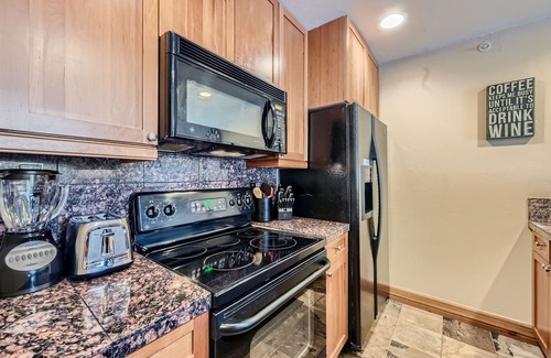 The Highlands Condo | Free SkyCard Activities - Gas Fireplace, Parking, Equipped Kitchen, Fitness Ctr