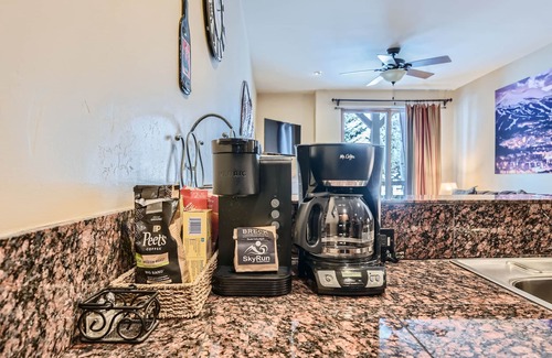 The Highlands Condo | Free SkyCard Activities - Gas Fireplace, Parking, Equipped Kitchen, Fitness Ctr