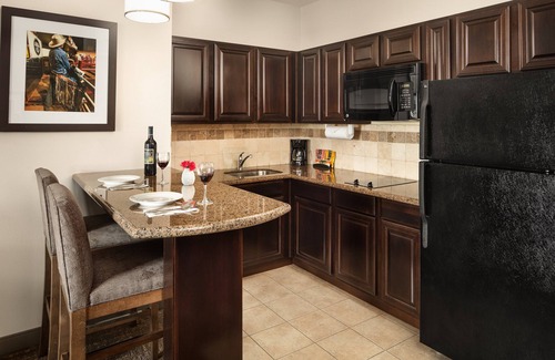 Fort Worth Condo | Free Wi-Fi + Complimentary Breakfast + Outdoor Pool | 30 Minutes from Six Flags!