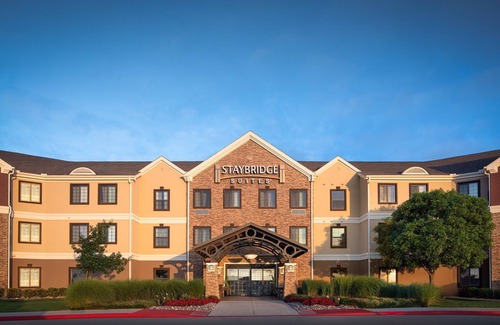 Fort Worth Condo | Free Wi-Fi + Complimentary Breakfast + Outdoor Pool | 30 Minutes from Six Flags!
