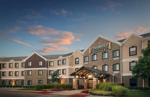 Fort Worth Condo | Free Wi-Fi + Complimentary Breakfast + Outdoor Pool | 30 Minutes from Six Flags!