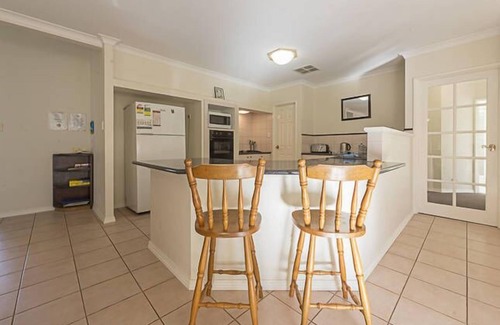 San Remo House | FREE WiFi - Mandurah Holiday House (50 m to the beach) Netflix option
