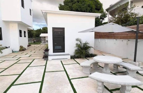 Whitehouse Apartment | FREE WIFI & Steps from the beach, Room 5 @ Happy Life Villas