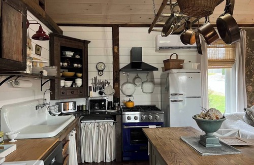 Coxsackie Cottage | French country cottage, fireplace & hottub
