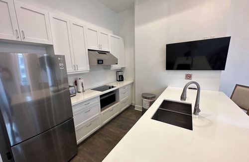 Central Business District Apartment | French Quarter LocationJimmy's on Canal St.Ste 3