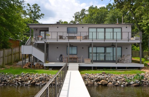 Shreveport House | Fresh, Contemporary Lake House with Gourmet Kitchen and 2 Covered Boat Slips