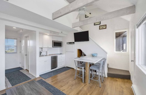 Napeague Apartment | Fresh&Crisp 1BR w/Loft, Corner Unit + Amazing View