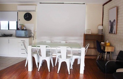 Kingscote Apartment | Fresh, relaxed 2 bedroom apartment, only 1.9kms from the beach, close to shops
