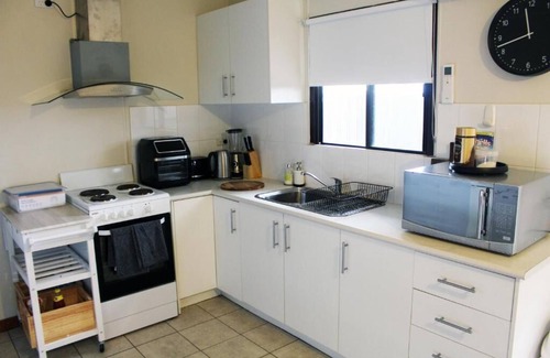 Kingscote Apartment | Fresh, relaxed 2 bedroom apartment, only 1.9kms from the beach, close to shops