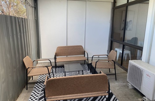 Kingscote Apartment | Fresh, relaxed 2 bedroom apartment, only 1.9kms from the beach, close to shops