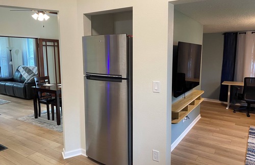 Dallas Center House | Fresh Remodel! Whole House Getaway Near DSM! Book 7+ days and save!