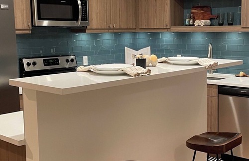 Edgewater House | Freshly remodeled MCM quiet oasis near parks, restaurants & shopping
