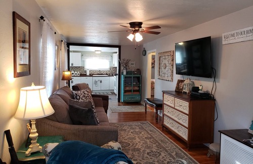 Williams Cottage | Freshly Renovated 1911 Historic Cottage- 60 Minutes to Grand Canyon