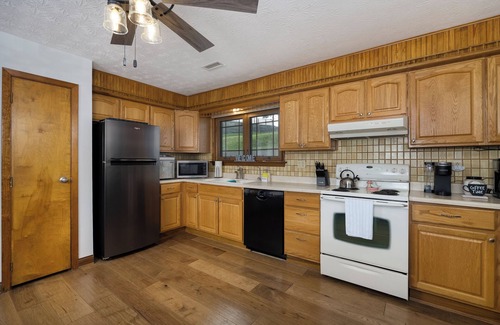 Williamstown House | Freshly Renovated 4 BR Lake House, 2 Docks, Free Kayaks, 2 Fire Pits