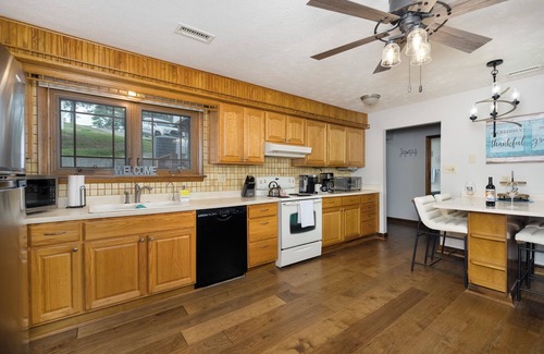 Williamstown House | Freshly Renovated 4 BR Lake House, 2 Docks, Free Kayaks, 2 Fire Pits
