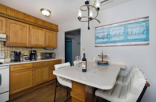 Williamstown House | Freshly Renovated 4 BR Lake House, 2 Docks, Free Kayaks, 2 Fire Pits