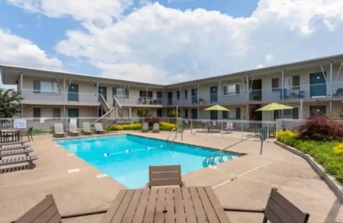 Melrose Condo | Freshly Renovated Artist Condo and Pool Minutes to Downtown