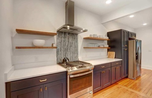 Midtown House | Freshly Renovated Bungalow - Monthly Stays!