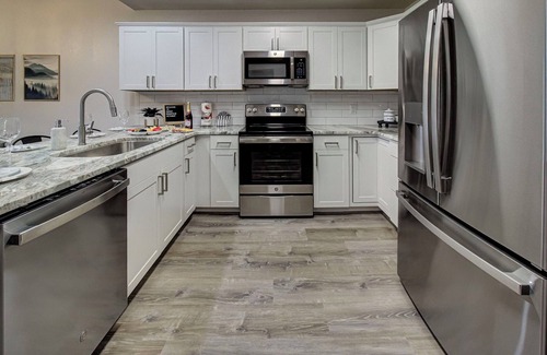 Pigeon Forge Condo | Freshly renovated condo - 1 bed, 1.5 bath with twin over twin bunks near Parkway