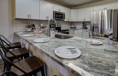 Pigeon Forge Condo | Freshly renovated condo - 1 bed, 1.5 bath with twin over twin bunks near Parkway