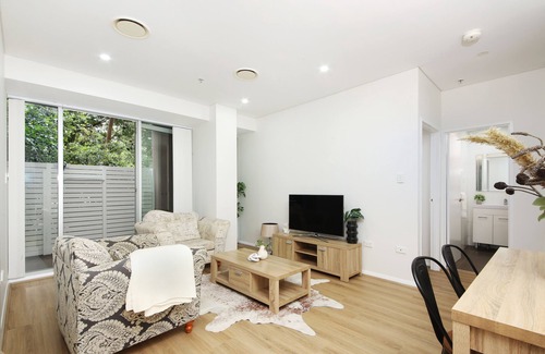 Mascot Apartment | Freshly Renovated Garden Apartment Walking Distance to Mascot Train Station