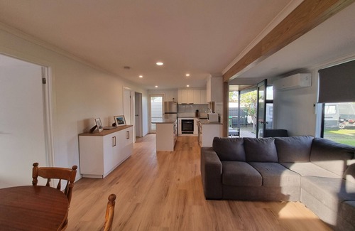 Corinella House | Freshly renovated interior, only a short walk to boat ramp & Fig & The Bay Cafe