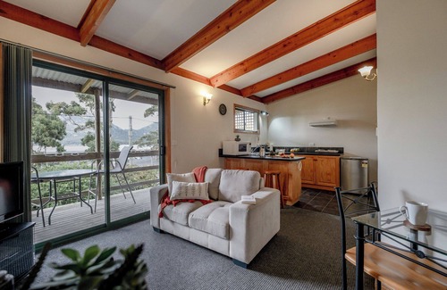 Coles Bay Apartment | Freycinet Cottage 1 - Freycinet Holiday Houses