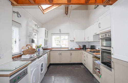 Caergeiliog Cottage | FRIARS, pet friendly, with open fire in Llanfair-Yn-Neubwll