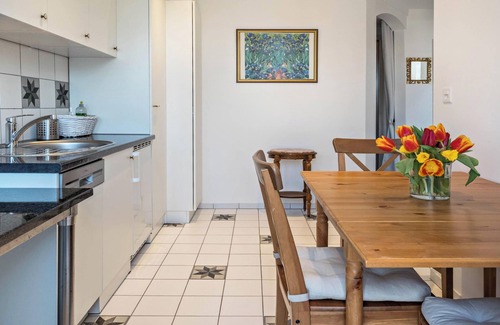 Kreuzlingen Apartment | Friendly Holiday Apartment "Alpenrose" near the Old Town with Balcony and Garden