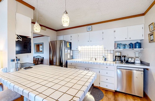 Brockway Cabin | Friendly lake stay with mtn views, wood fireplace, games, and al fresco dining