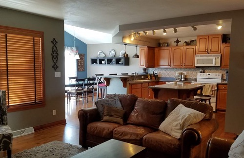 Neenah House | Friendly, Quiet Cul-de-sac - 18 Minutes from Oshkosh EAA Air Show Appleton ATW!