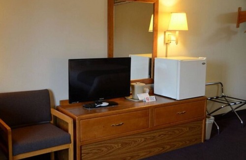 Thorp House | Friends Getaway! Budget Friendly, Free Parking and Breakfast, Pets Allowed!