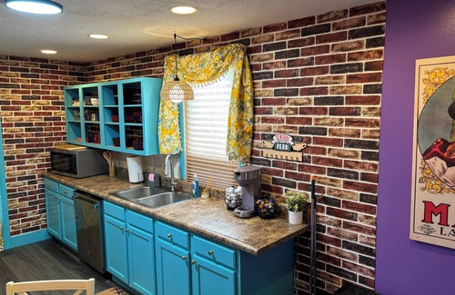 West Liberty Apartment | Friends themed apartment w/free parking