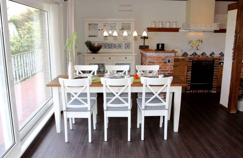 Galmsbull Apartment | Friesenkate- thatched house, garden, sauna, close to the beach
