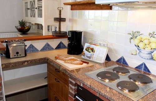 Galmsbull Apartment | Friesenkate- thatched house, garden, sauna, close to the beach