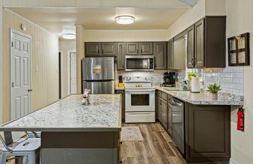 Briar Crest Woods House | Frolic on Fern by AvantStay Enclosed Deck w Forest Views Bar