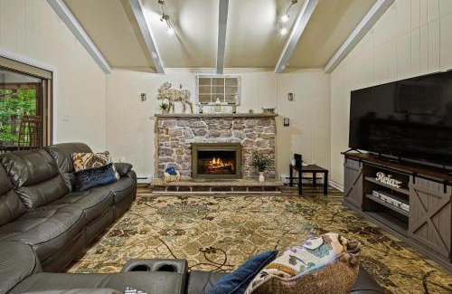 Briar Crest Woods House | Frolic on Fern by AvantStay Enclosed Deck w Forest Views Bar