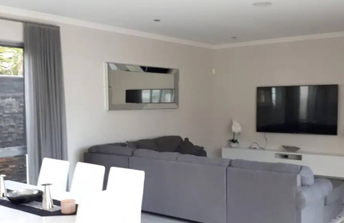 North Coogee House | FROM $316 Stunning Coogee Beach Getaway near Fremantle W.A!!