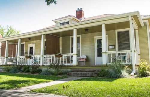 University Park House | Front Porch, Sunny Coffee Nook, Gorgeous Bathroom, One block to CSU & Old Town!