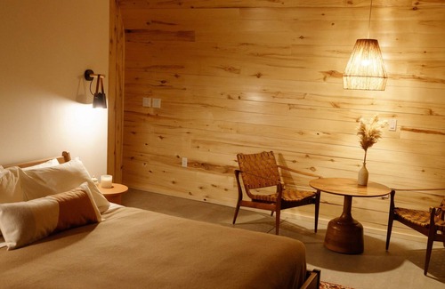 Center House | Frontier Drive-Inn | Suite 14